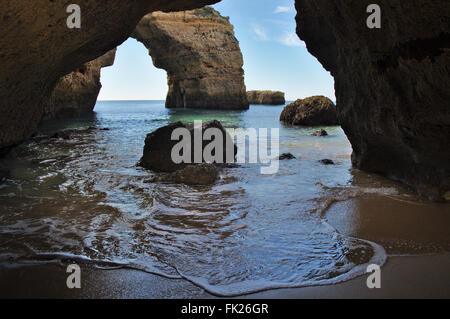 Grotte et falaise naturelle arch dans albandeira. plage de l'Algarve, PORTUGAL Banque D'Images