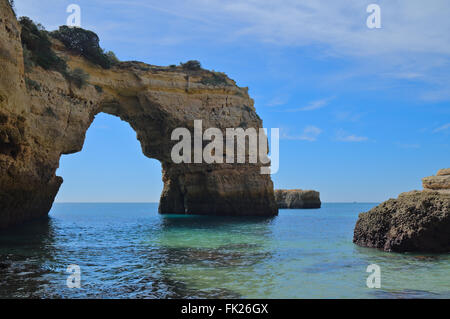 Grotte et falaise naturelle arch dans albandeira. plage de l'Algarve, PORTUGAL Banque D'Images