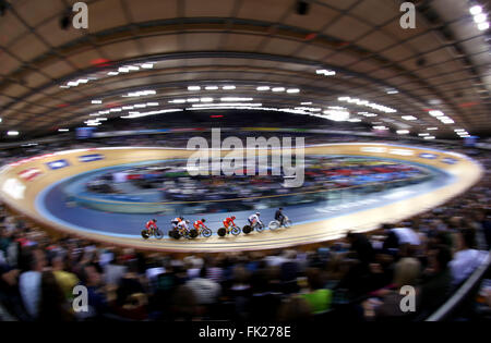 Beijing, la Grande-Bretagne. 3e Mar, 2016. Guo Shuang (3e R) et Lin Junhong (C) de la concurrence de la Chine au cours de la Women's race Keirin deuxième tour à l'UCI 2016 Cyclisme sur Piste Championnats du monde à Londres, en Grande-Bretagne, le 3 mars 2016. © Han Yan/Xinhua/Alamy Live News Banque D'Images