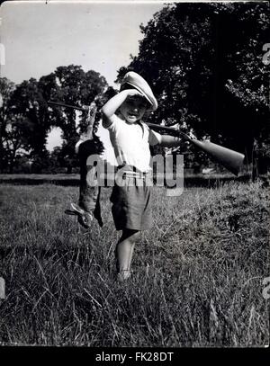 1964 - Derek's Day du travail sur la ferme. : temps de récolte est encore ici et toutes les mains sont plus que bienvenus à la ferme. 6 ans, Derek, passe ses vacances sur une ferme à Ingatestone Essex, a été plus que disposé à faire sa part. Premier travail de la journée était de s'assurer qu'il y aurait quelque chose. Armé d'un fusil de gros lapins pédonculées Derek et a obtenu un bon ''bag''. Ensuite, il a été désactivé pour les domaines où il ''drove'' le tracteur a peuplé le maïs et enfin fait son chemin de retour à la ferme, fatigué, mais heureux et plus que prêt pour son lapin tarte. ''Big Game Hunter''. Un lapin peut ne pas être ''Grand Jeu'' t Banque D'Images