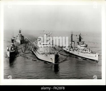 1956 - Triple Play en mer : H.M.S. Tidereach (centre), l'auxiliaire de la flotte britannique, en même temps ravitaille le frégate britannique H.M.S. Yarmouth (gauche) la NOUVELLE ZELANDE 400 H.M.N.Z.S. (À droite) et le croiseur britannique H.M.S. Belfast (arrière-plan) au large de Bornéo du nord dans la mer de Chine du Sud. Les navires ont été la préparation de Pony Express, le plus grand exercice de l'Organisation du Traité de l'Asie du Sud Est (OTASE), sous le parrainage des États-Unis et de la Grande-Bretagne, d'autres participant à l'effort de six nations étaient l'Australie, les Philippines et la Thaïlande. (Crédit Image : © Keystone Photos USA/ZU Banque D'Images