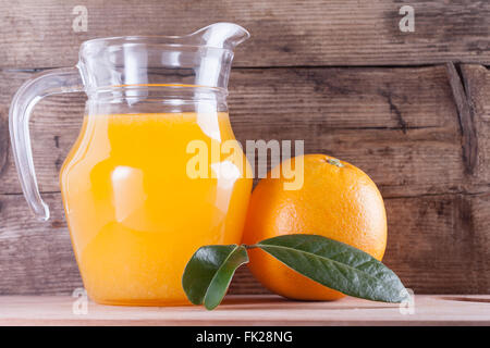 Verre de jus d'orange sur la table de bois, boisson fraîche Banque D'Images