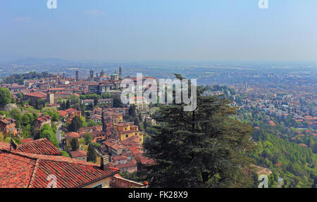 View at Old Town Citta Alta de Bergamo de San Vigilio Hill. Bergame est une belle ville ancienne en Lombardie, Italie Banque D'Images