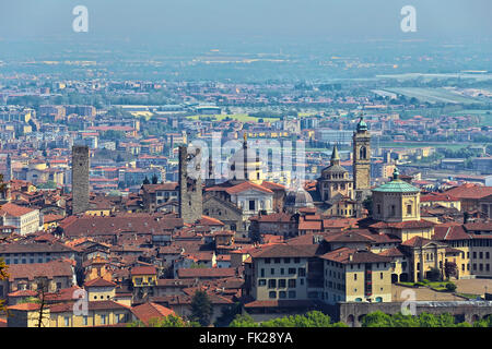 View at Old Town Citta Alta de Bergamo de San Vigilio Hill. Bergame est une belle ville ancienne en Lombardie, Italie Banque D'Images