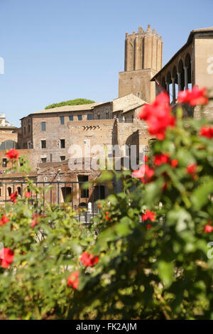 Le clocher penché de la basilique dei Santi Giovanni e Paolo à Rome, Italie. Banque D'Images