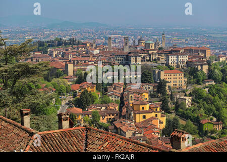 View at Old Town Citta Alta de Bergamo de San Vigilio Hill. Bergame est une belle ville ancienne en Lombardie, Italie Banque D'Images