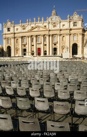 Dans le coin vide la Piazza San Pietro en face de la Basilica di San Pietro (St Peter's), Cité du Vatican, Rome, Italie. Banque D'Images