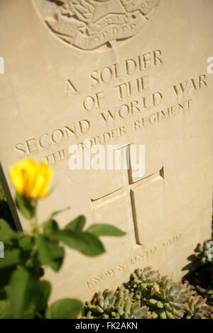 Pierre tombale d'inconnu seconde guerre mondiale soldat allié de la Border Regiment, le cimetière de guerre d'Anzio, en Italie. Banque D'Images