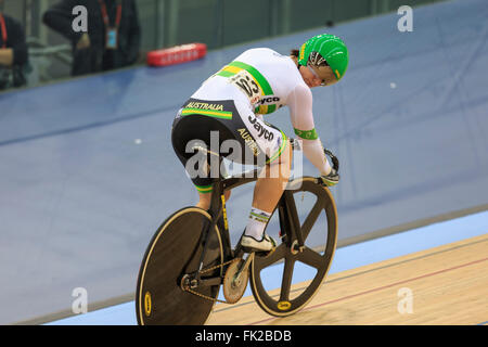 Londres, Royaume-Uni, le 5 mars 2016. 2016 UCI Cyclisme sur Piste Championnats du monde. L'Australie est Anna Meares a progressé à partir de la première série de l'Inidividual sprint en battant la Chine Gong Jinjie. Credit : Clive Jones/Alamy Live News Banque D'Images