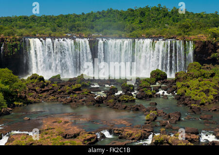 Une partie de l'Iguazu, vu depuis le côté brésilien, l'une des sept merveilles naturelles du monde Banque D'Images