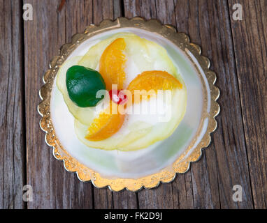 Cassata Sicilienne typique gâteau de ricotta et de fruits confits Banque D'Images