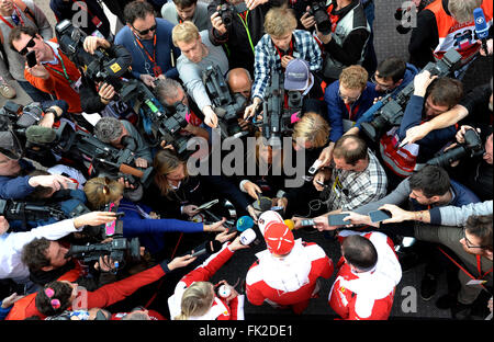 Les membres de la presse autour de Sebastian Vettel, Ferrari pendant les essais de Formule 1 jours sur le circuit de Barcelona-Catalunya, en Espagne, du 22 au 25 février 2016 Banque D'Images