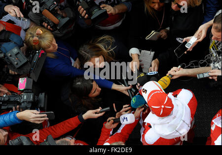 Les membres de la presse autour de Sebastian Vettel, Ferrari pendant les essais de Formule 1 jours sur le circuit de Barcelona-Catalunya, en Espagne, du 22 au 25 février 2016 Banque D'Images