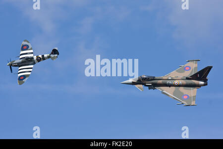 Supermarine Spitfire Mk.Vb, AB910 et de l'Eurofighter Typhoon RGF.4 ZK349 synchronisé à RAF Coningsby. Banque D'Images