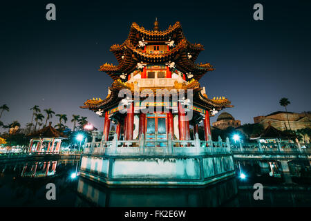 Bâtiment traditionnel chinois et l'étang la nuit, à 2/28 de la paix, à Taipei, Taiwan. Banque D'Images