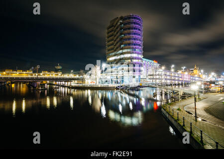 Bâtiment moderne et les canaux d'Amsterdam, aux Pays-Bas. Banque D'Images