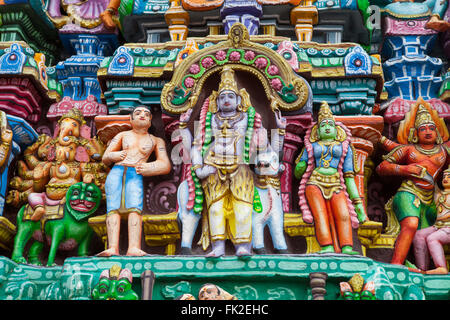 Détail des dieux et des divinités sur le gopuram de l'Adi Kumbeswarar temple à Kumbakonam Banque D'Images