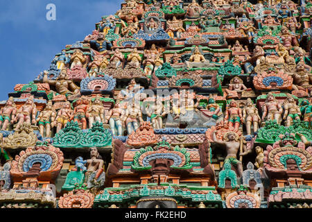 Détail des dieux et des divinités sur le gopuram de l'Adi Kumbeswarar temple à Kumbakonam Banque D'Images