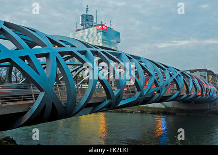 En forme de tube structure spatiale de l'Hans-Wilsdorf-bridge, la tour de la Radio Télévision Suisse, RTS, derrière, Genève, Suisse Banque D'Images