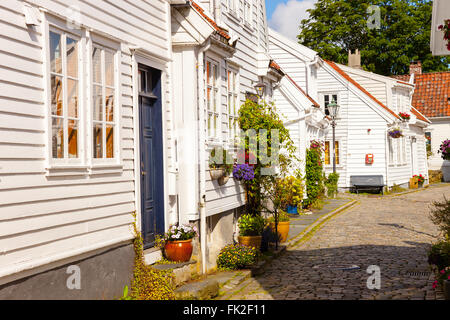 Vue de la cuisine norvégienne traditionnelle maisons en bois blanc, à Stavanger, en Norvège. Banque D'Images