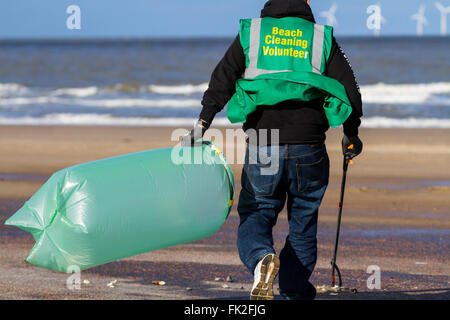 « Beach Cleaner Volunteer », New Brighton, Wallasey, Royaume-Uni 6th mars 2016. Fête des mères nettoyage des articles lavés à terre, pour la Reine. Les nouveaux éclaireurs, un groupe de bénévoles qui s'auto-aident, ont formé un groupe communautaire pour maintenir la rive et les plages propres à la litière de marée plastique. Chaque morceau de plastique jamais fait est encore en existence….. Les articles de déchets en plastique constituent la grande majorité des débris marins et ne se brisent jamais vraiment…. On estime qu'il y a environ 2000 articles de déchets pour chaque kilomètre de la plage britannique. TNBC aime les plages de New Brighton et l'environnement océanique. Banque D'Images