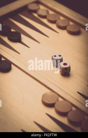 Une image en couleur de backgammon avec des dés. Banque D'Images