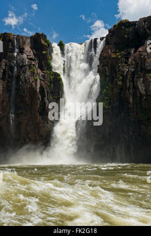 Les magnifiques chutes d'Iguaçu, l'une des sept merveilles naturelles du monde, entre l'Argentine et le Brésil. Vu à partir d'un canot o Banque D'Images