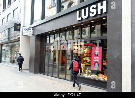 Afficher la fenêtre de Lush cosmetics store dans Oxford Street, Londres Banque D'Images