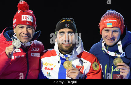 Oslo, Norvège. Le 05 Mar, 2016. Martin Fourcade médaillé d'or de France(C) est accompagné sur le podium par Ole Einar Bjoerndalen, médaillé d'argent de la Norvège (L) et Sergey Semenov médaillé de bronze de l'Ukraine au cours de la cérémonie de remise des médailles pour la compétition de sprint 10 km d'Oslo dans l'Esplanade de Remise des médailles aux Championnats du monde de biathlon, à Oslo, Norvège, 05 mars 2016. Photo : Hendrik Schmidt/dpa/Alamy Live News Banque D'Images