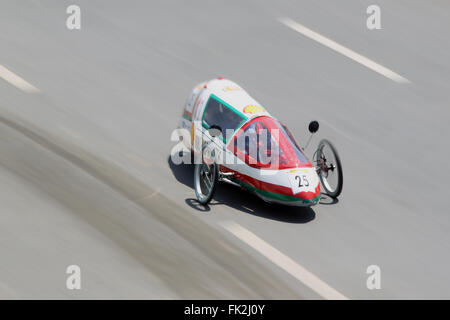 (160306) -- Manille, 6 mars 2016 (Xinhua) -- Photo prise le 6 mars 2016 montre un prototype d'éco-car les courses sur la piste pendant le Shell Eco-marathon Europe 2016 à Manille, aux Philippines. Plus de 100 équipes d'étudiants de l'Asie et du Moyen-Orient sont à Manille pour tester leurs véhicules économes en carburant et en concurrence pour sur la piste et hors-piste awards et 2 000 dollars des États-Unis grand prix de l'argent. (Xinhua/Rouelle Umali) Banque D'Images