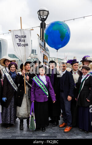 Londres, Royaume-Uni. 6 mars 2016. Sadiq Khan, du travail candidat au poste de maire de Londres, et le docteur Helen Pankhurst (centre) avec les suffragettes. Les suffragettes, les célébrités et les politiciens se réunissent à l'Hôtel de ville pour aller sur une Fête des mères "Marcher dans ses souliers de marche organisée par les soins de la charité. La marche est en solidarité avec les femmes et les filles à travers le monde qui subissent l'inégalité et l'injustice. Photo : Images éclatantes/Alamy Live News Banque D'Images