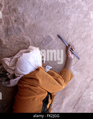 Bédouine à dormir avec une flûte en Petra, Jordanie. Banque D'Images