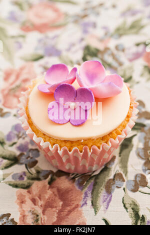 Cupcake avec des fleurs Banque D'Images