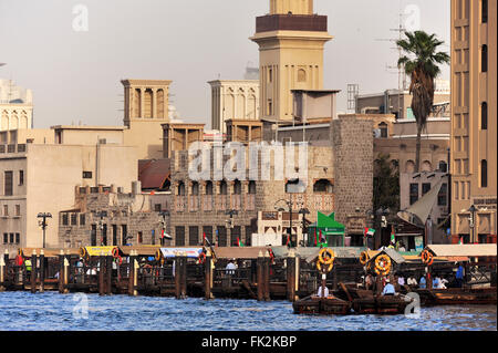 Vieille ville de Dubaï et ses quais pour les bateaux-taxis, Bur Dubai Banque D'Images