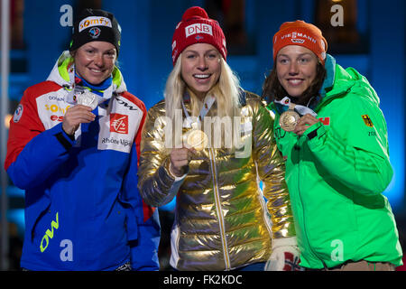 05.03.2016. Holmenkollen Oslo, Oslo, Norvège. Coupe du monde de Biathlon IBU. Le premier jour. Marie Dorin Habert de la France la deuxième place, Tiril Eckhoff de Norvège la première place et Laura Dahlmeier de l'Allemagne du troisième prix de mesdames 7.5km à la cérémonie de remise des médailles lors de l'IBU à Holmenkollen Biathlon Championnats du monde d'Oslo, Norvège. Banque D'Images