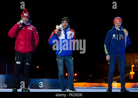 05.03.2016. Holmenkollen Oslo, Oslo, Norvège. Coupe du monde de Biathlon IBU. Le premier jour. Ole Einar Bjoerndalen de Norvège deuxième place, Martin Fourcade de la France la première place et Sergey Semenov de l'Ukraine du troisième prix d'hommes 10km à la cérémonie de remise des médailles lors de l'IBU à Holmenkollen Biathlon Championnats du monde d'Oslo, Norvège. Banque D'Images