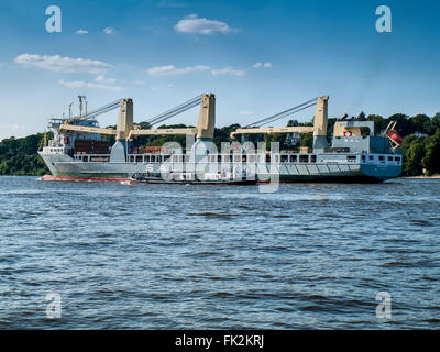 Navire polyvalent Anne-Sofie sur l'Elbe en sortie depuis le port de Hambourg, Allemagne. Banque D'Images