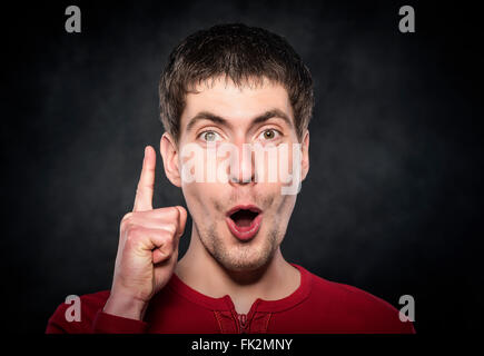 Jeune homme montre doigt vers le haut. Banque D'Images