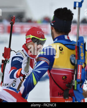 Le biathlète médaillé d'Ole Einar Bjoerndalen de Norvège (L) félicite Martin Fourcade de France pour sa victoire du 12,5km poursuite aux Championnats du monde de biathlon, dans l'Arène de ski de Holmenkollen, Oslo, Norvège, 06 mars 2016. Photo : Hendrik Schmidt/dpa Banque D'Images