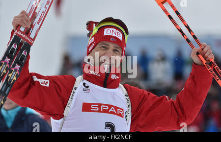 Ole Einar Bjoerndalen, médaillé d'argent de la Norvège célèbre pendant la cérémonie pour la fleur 12,5km poursuite aux Championnats du monde de biathlon, dans l'Arène de ski de Holmenkollen, Oslo, Norvège, 06 mars 2016. Photo : Hendrik Schmidt/dpa Banque D'Images