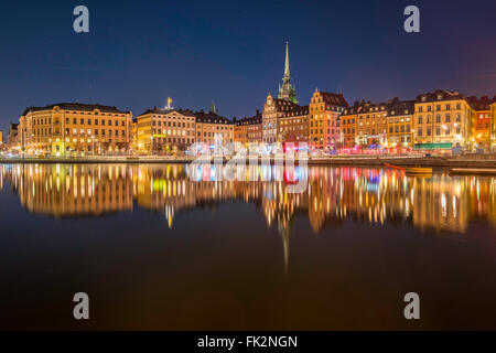 Vue de nuit sur Kornhamnstorg, 'Grain Harbour Square', à Gamla Stan, Stockholm, vu de Södermalm Banque D'Images