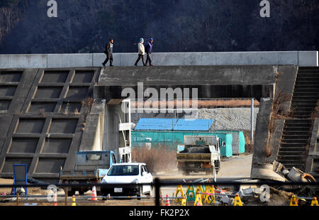 Miyako City, Japon. 4e Mar, 2016. Les gens marchent sur le nouvelles digues construites le long de la côte près de la ville de Miyako, préfecture d'Iwate, dans le nord-est du Japon le vendredi 4 mars 2016. Le 11 mars, le Japon marque le cinquième anniversaire du séisme et tsunami qui a frappé le nord-est du pays et plus de 18 000 morts ou disparus. © Natsuki Sakai/AFLO/Alamy Live News Banque D'Images