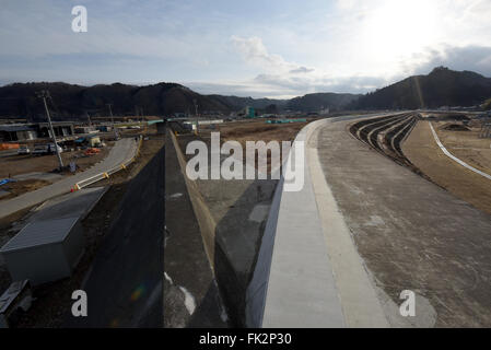 Miyako City, Japon. 4e Mar, 2016. De nouvelles digues sont construites le long de la côte près de la ville de Miyako, préfecture d'Iwate, dans le nord-est du Japon le vendredi 4 mars 2016. Le 11 mars, le Japon marque le cinquième anniversaire du séisme et tsunami qui a frappé le nord-est du pays et plus de 18 000 morts ou disparus. © Natsuki Sakai/AFLO/Alamy Live News Banque D'Images