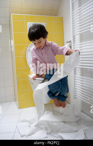 Petit garçon a beaucoup de plaisir dans la salle de bains entretien semblait faire avec Banque D'Images