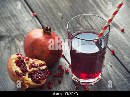 Verre de jus de grenade avec fruits frais Banque D'Images