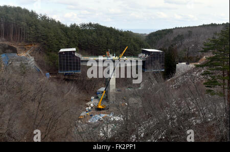 Miyako City, Japon. 4e Mar, 2016. Construction d'une route continue près de la ville de Miyako, préfecture d'Iwate, dans le nord-est du Japon le vendredi 4 mars 2016. Le 11 mars, le Japon marque le cinquième anniversaire du séisme et tsunami qui a frappé le nord-est du pays et plus de 18 000 morts ou disparus. © Natsuki Sakai/AFLO/Alamy Live News Banque D'Images