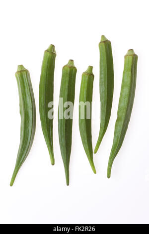 Okras frais vert sur fond blanc Banque D'Images