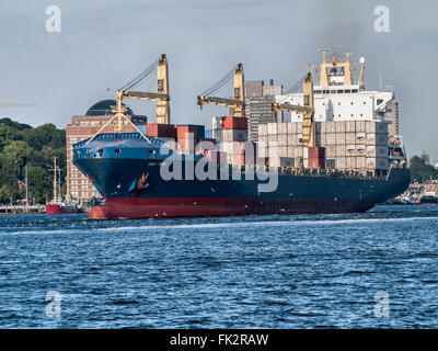 Conteneurs semi-CSAV Pérou sur l'Elbe en sortie depuis le port de Hambourg, Allemagne. Banque D'Images