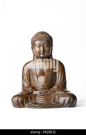 Statue de Bouddha en bronze sur fond blanc Banque D'Images