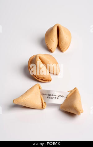 Fortune Cookies chinois avec un message sur fond blanc Banque D'Images